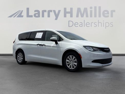 Used 2020 Chrysler Voyager L FWD image 8