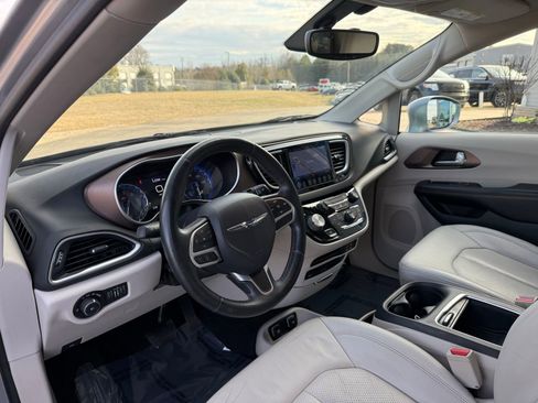 Used 2017 Chrysler Pacifica Touring-L Plus w/ Tire & Wheel Group image 13