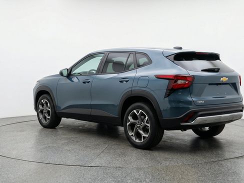 Used 2025 Chevrolet Trax LT FWD image 6