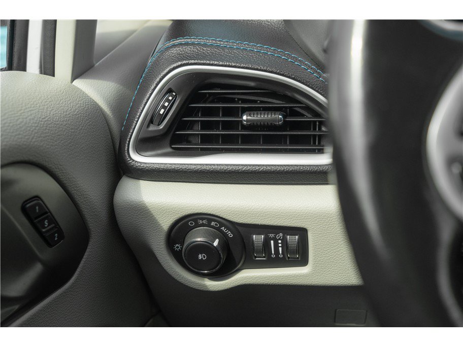Used 2021 Chrysler Pacifica Touring-L FWD image 7