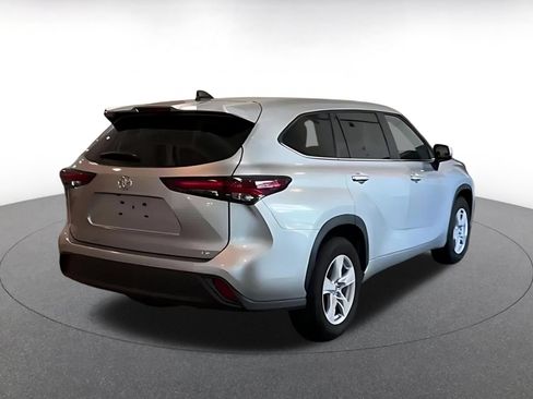 Used 2025 Toyota Highlander LE FWD image 9