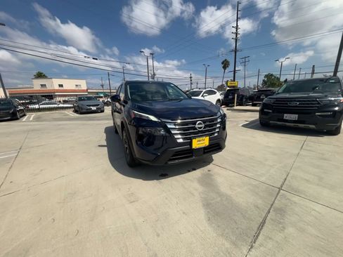 Used 2025 Nissan Rogue SV FWD image 3