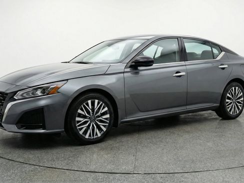 Used 2025 Nissan Altima 2.5 SV FWD image 3
