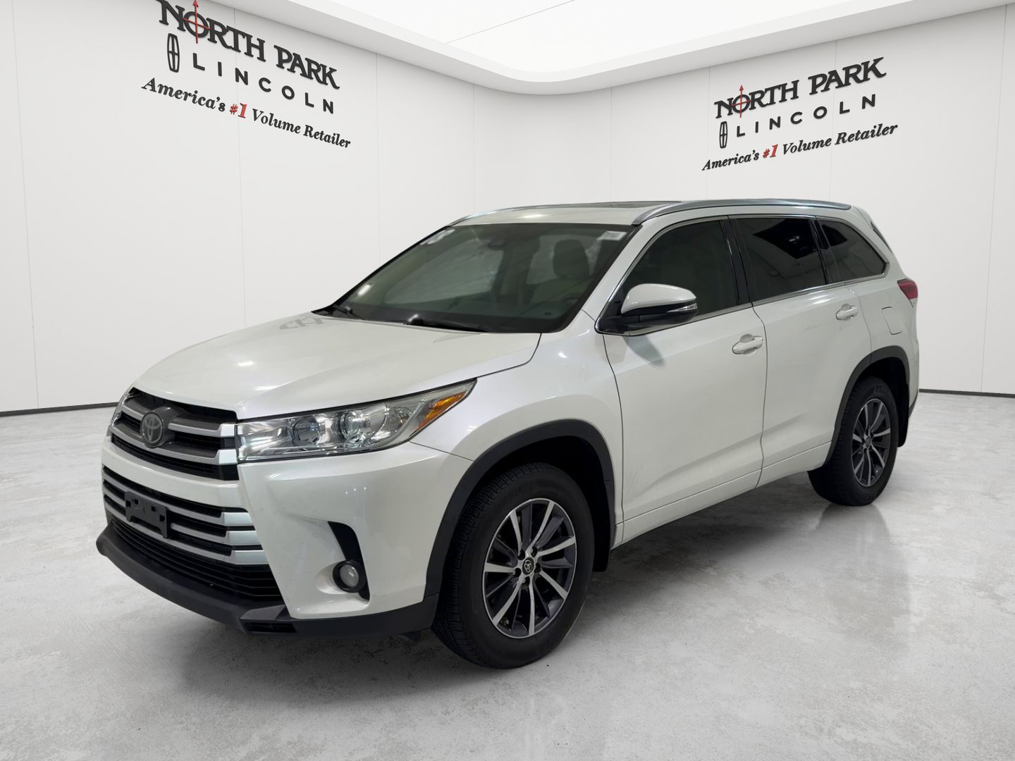 Used 2018 Toyota Highlander FWD V6 image 1