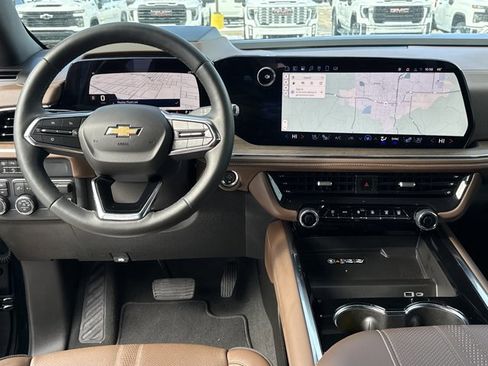 Used 2025 Chevrolet Suburban High Country image 10