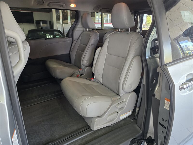 Used 2019 Toyota Sienna XLE w/ XLE Navigation Package FWD image 10