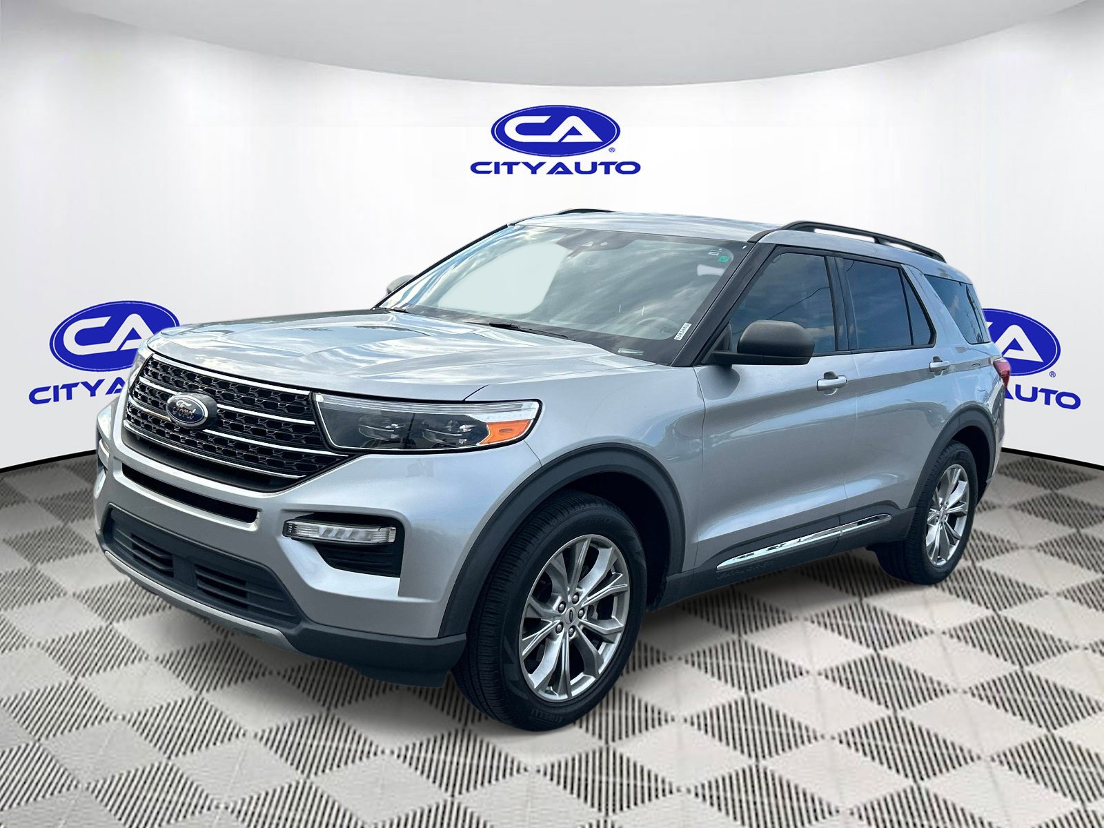 Used 2020 Ford Explorer XLT w/ Equipment Group 202A RWD image 8
