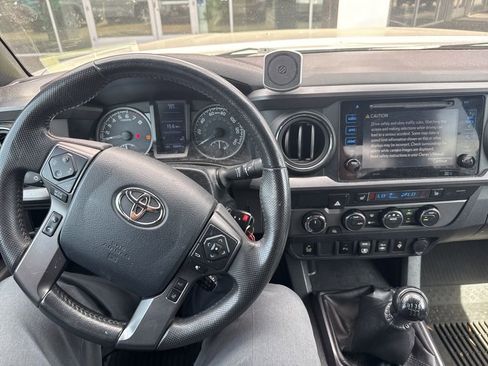 Used 2019 Toyota Tacoma TRD Off-Road w/ TRD Premium Off Road Package AWD/4WD image 9