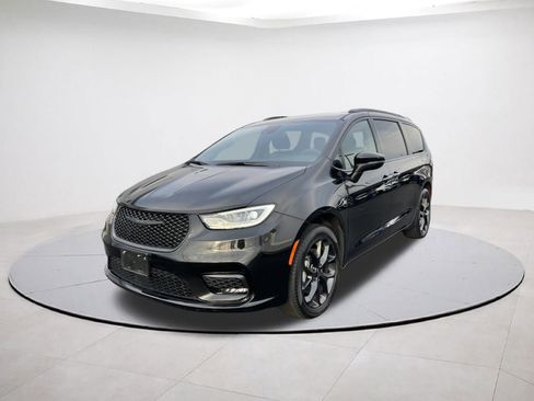 Used 2023 Chrysler Pacifica Touring-L w/ S Appearance Package image 3