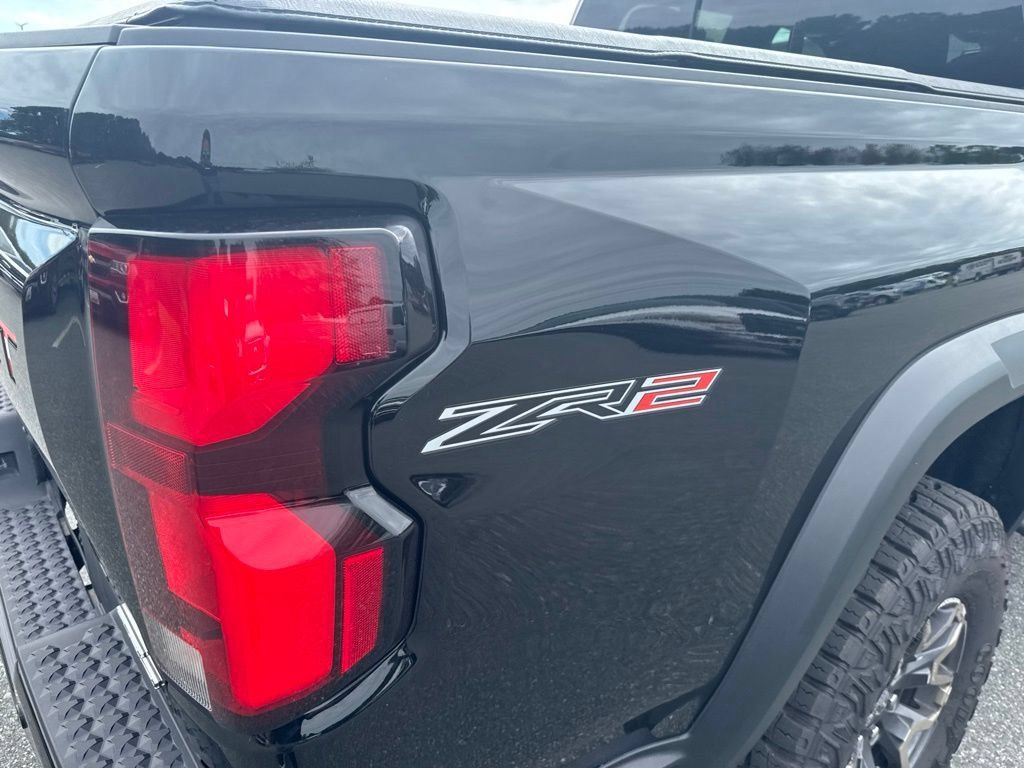 Used 2024 Chevrolet Colorado ZR2 w/ Technology Package AWD/4WD image 7