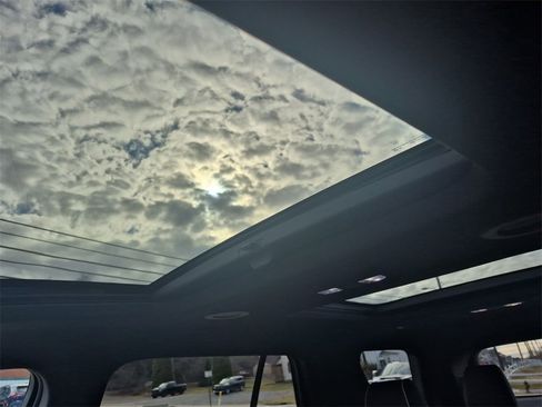 Used 2023 Chevrolet Traverse Premier w/ Redline Edition image 28