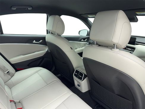 Used 2025 Genesis G70 2.5T image 50