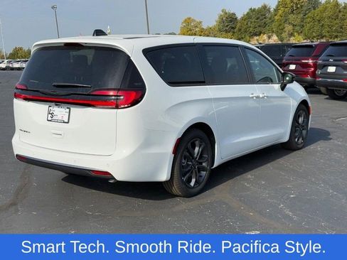 New 2026 Chrysler Pacifica Select image 3