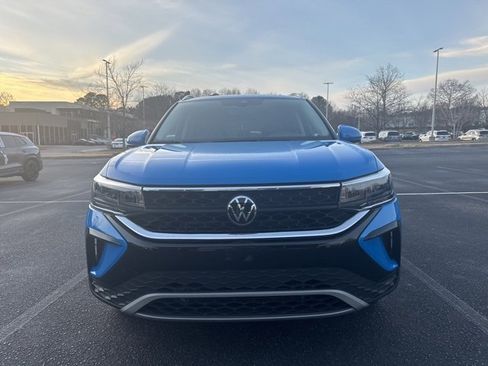 Used 2023 Volkswagen Taos SE w/ Panoramic Sunroof Package image 2