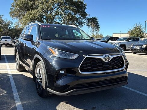 Used 2023 Toyota Highlander XLE image 3