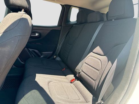 Used 2020 Jeep Renegade Latitude w/ Cold Weather Group AWD/4WD image 22