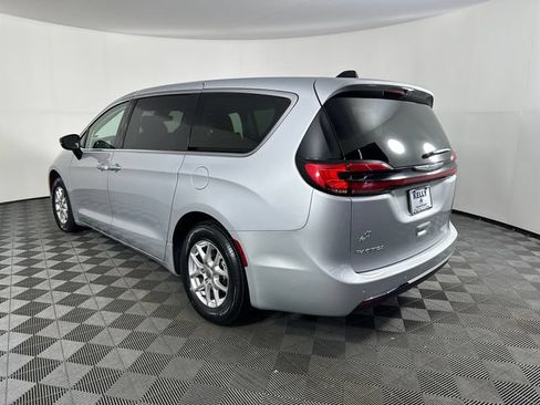 Certified 2024 Chrysler Pacifica Touring-L FWD image 9