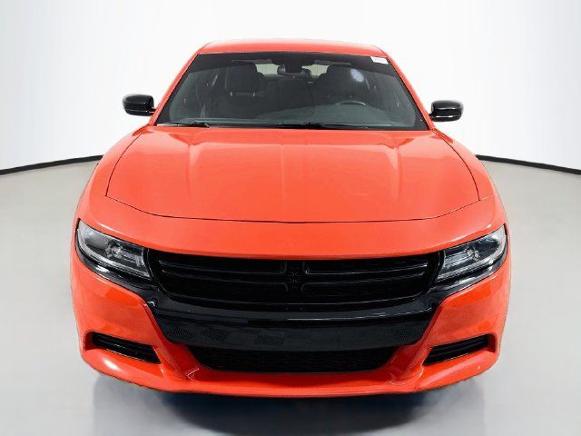 Used 2018 Dodge Charger SXT w/ Blacktop Package RWD image 2