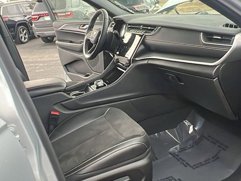 Used 2024 Jeep Grand Cherokee L Laredo image 13