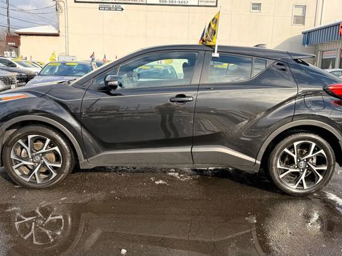 Used 2022 Toyota C-HR XLE image 9