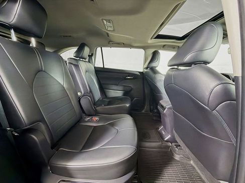 Used 2023 Toyota Highlander XLE AWD/4WD image 35