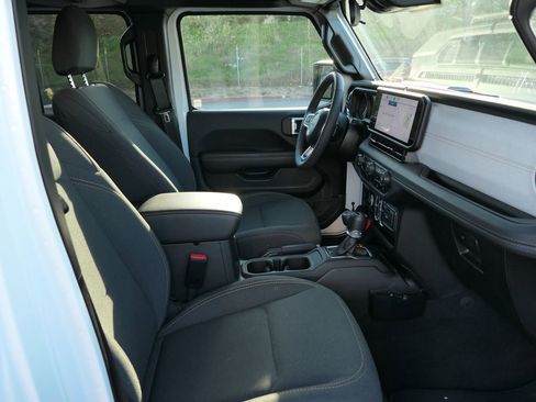 Used 2025 Jeep Wrangler Unlimited Sahara image 27