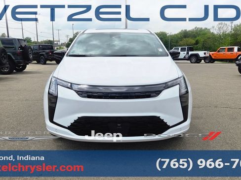 New 2027 Chrysler Pacifica Limited AWD/4WD image 2