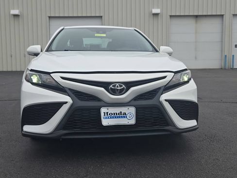 Used 2022 Toyota Camry SE FWD image 2