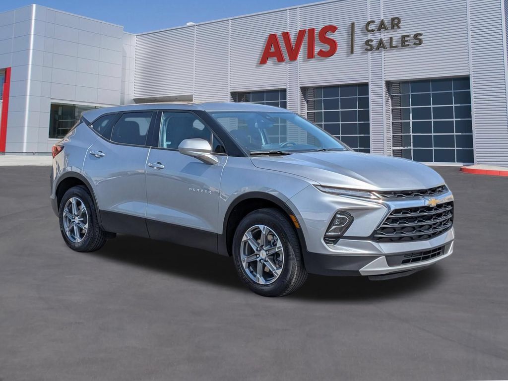 Used 2025 Chevrolet Blazer LT FWD image 3