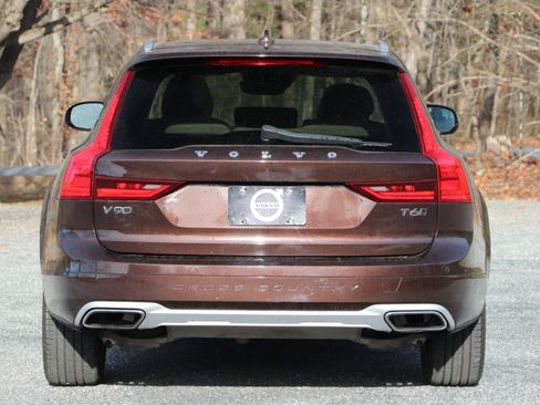 Used 2017 Volvo V90 T6 Cross Country image 4