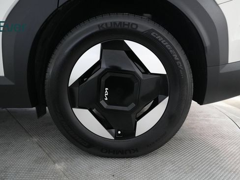 Used 2024 Kia EV9 Light Long Range RWD image 9