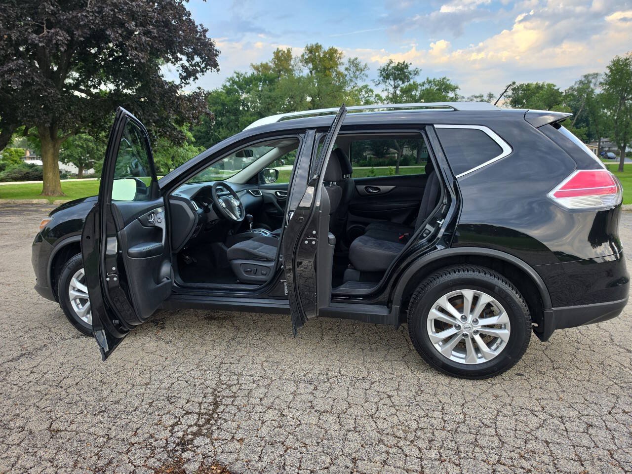 Used 2016 Nissan Rogue SV w/ SV Premium Package AWD/4WD image 12