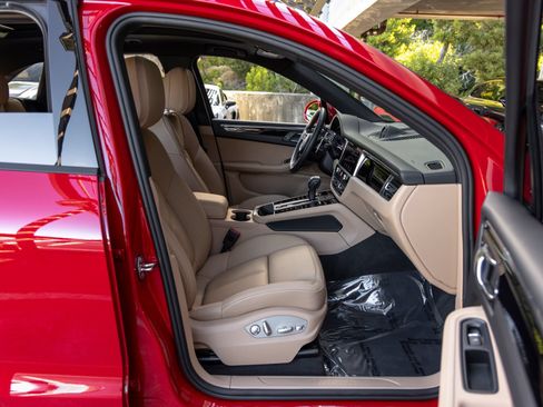 Certified 2026 Porsche Macan AWD/4WD image 57