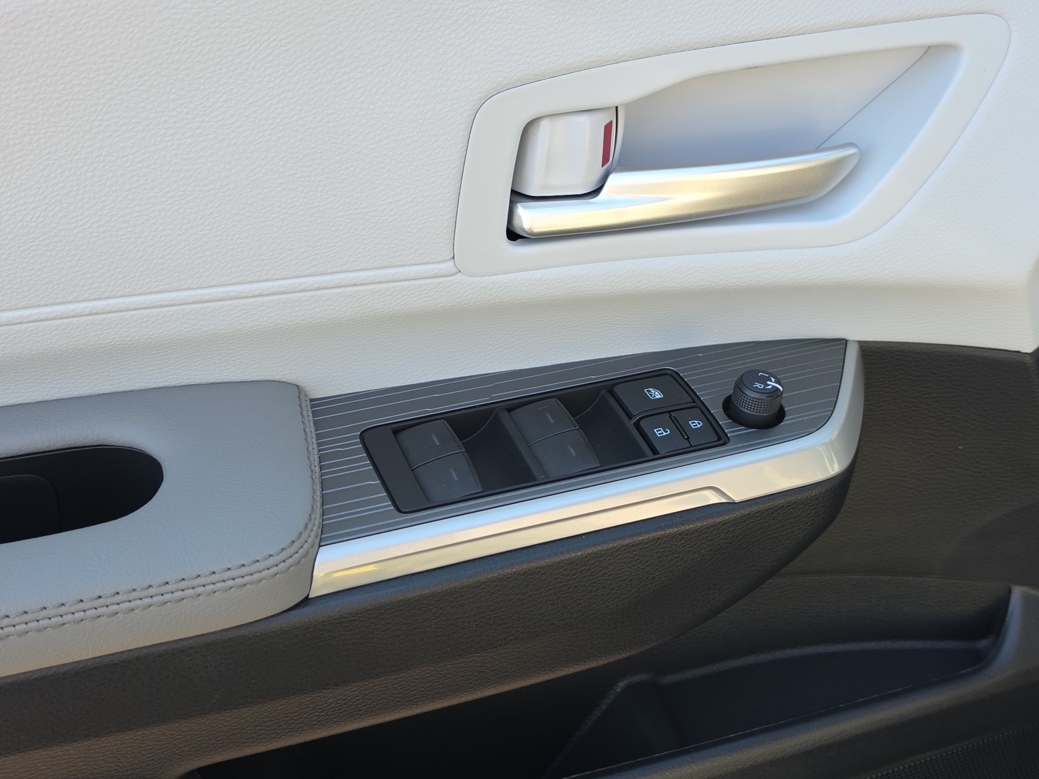 New 2026 Toyota Sienna XLE AWD/4WD image 12