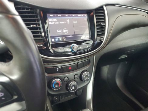 Used 2018 Chevrolet Trax LT w/ LT Convenience Package image 19