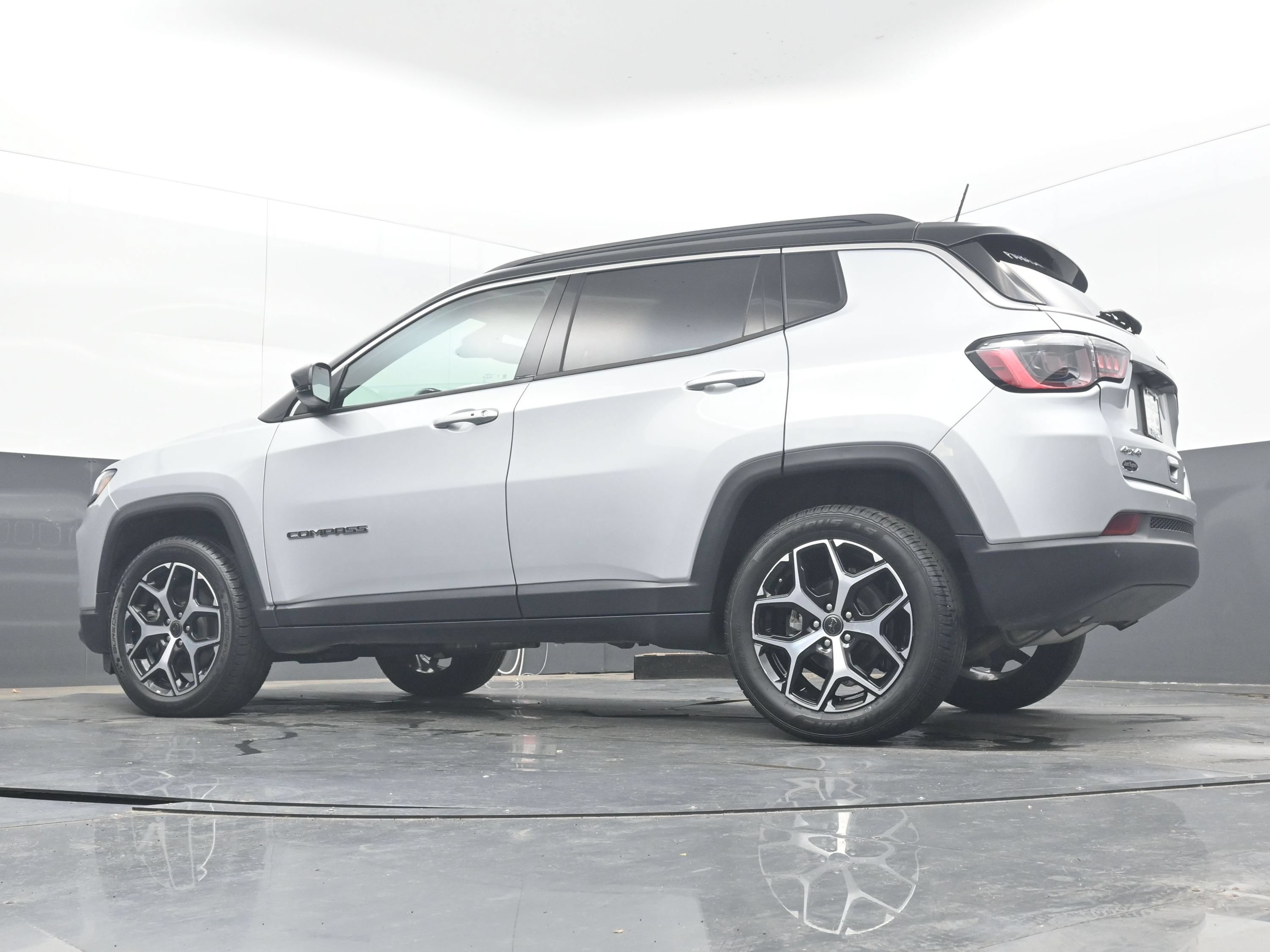 Used 2025 Jeep Compass Limited AWD/4WD image 28