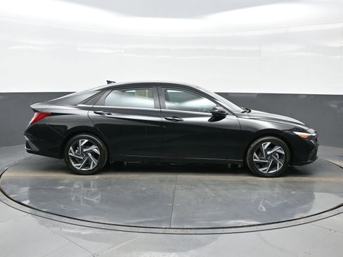 Certified 2025 Hyundai Elantra Limited image 7