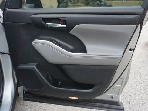 Used 2021 Toyota Highlander XLE image 15