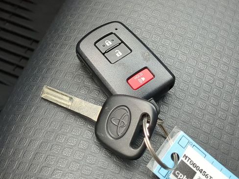 Used 2021 Toyota Tacoma Limited image 46