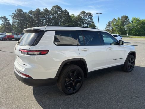 Used 2023 Jeep Grand Cherokee L Limited w/ Black Appearance Package image 8