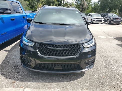 Used 2022 Chrysler Pacifica Limited w/ Uconnect Theater Family Group AWD/4WD image 3