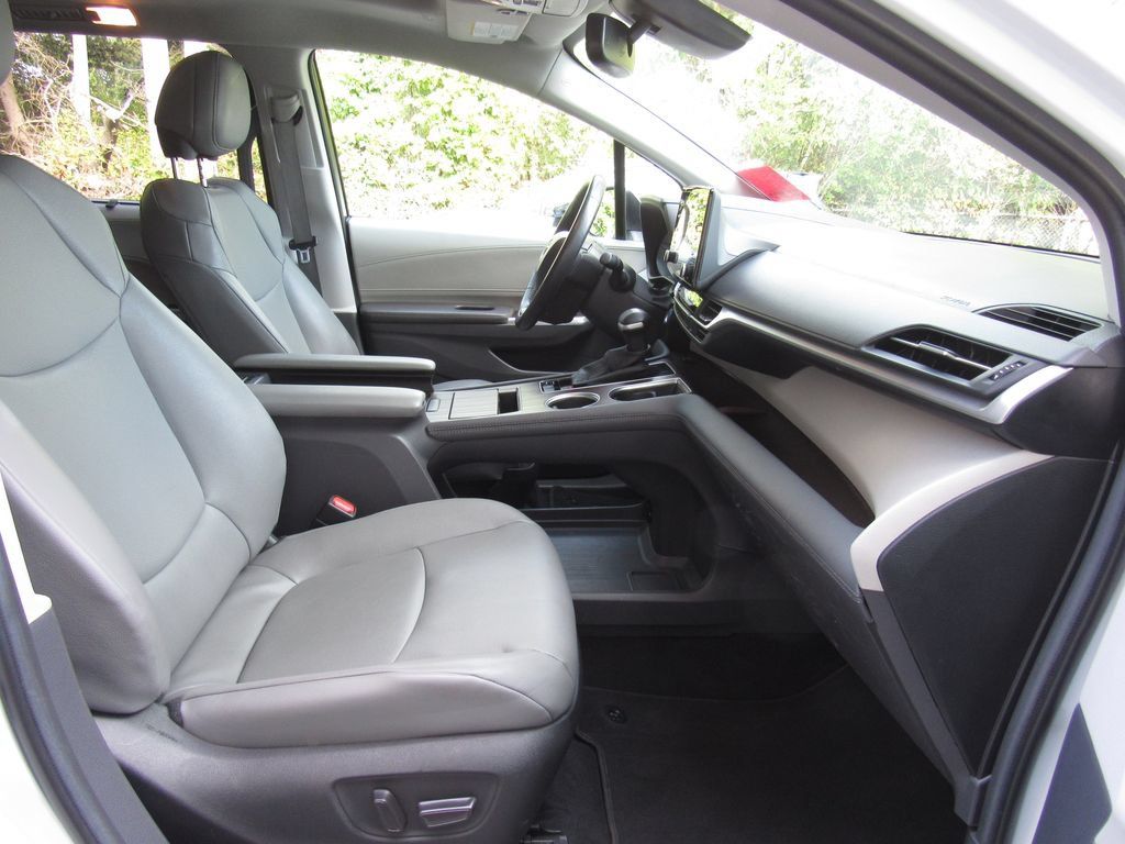 Certified 2024 Toyota Sienna XLE FWD image 19