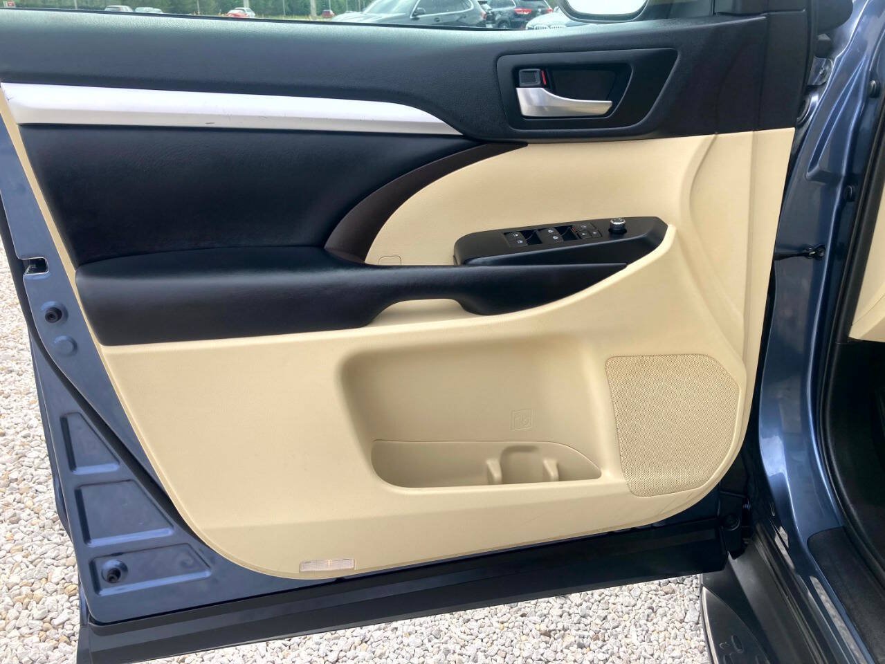 Used 2019 Toyota Highlander XLE FWD image 13
