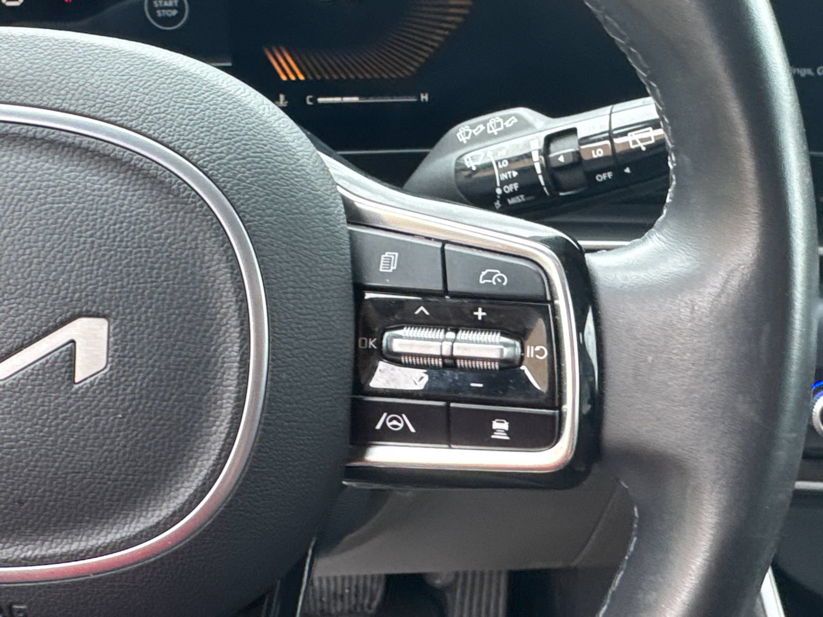 Used 2025 Kia Carnival FWD image 23