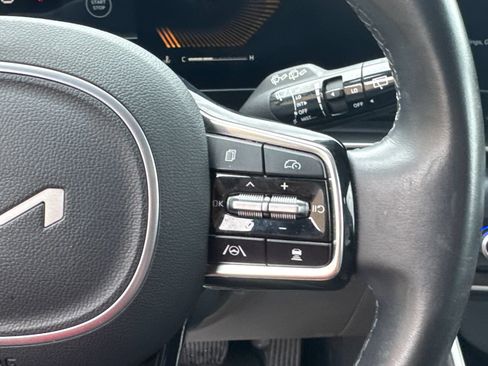 Used 2025 Kia Carnival FWD image 23