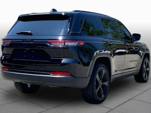 Used 2024 Jeep Grand Cherokee Altitude AWD/4WD image 13