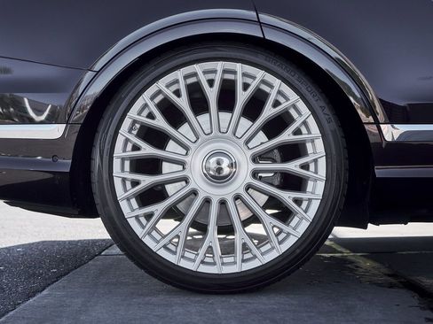 Used 2023 Bentley Bentayga Extended Wheelbase image 18