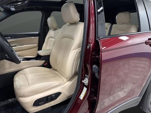 Used 2024 Jeep Grand Cherokee Limited w/ Luxury Tech Group II image 4