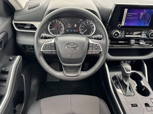 Used 2025 Toyota Highlander LE FWD image 27