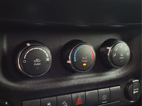 Used 2018 Jeep Wrangler Rubicon w/ Power Convenience Group AWD/4WD image 18